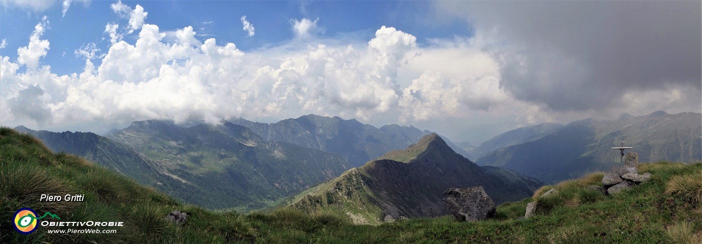 59 Alla crocetta di vetta del Pizzo Scala (2427 m) con vista sul Monte Moro al centro, Val di Lemma a sx e di Tartano a dx.jpg